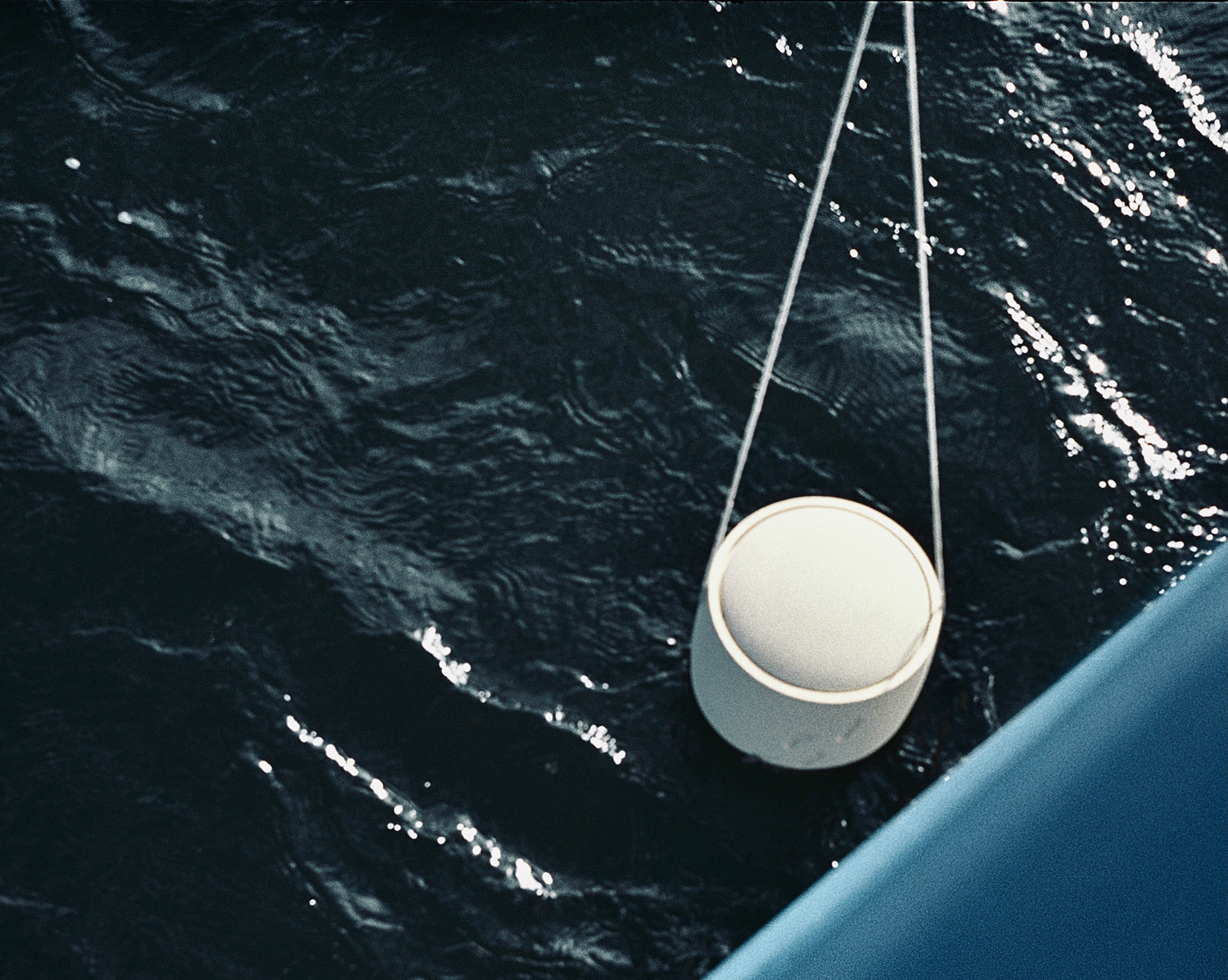 Seeurne wird bei einer Seebestattung vom Schiff ins Wasser gelassen